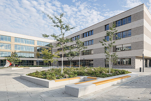 Gymnasium Dresden-Klotzsche – Außenanlagen, Pausenhof und Sportanlagen (Foto: © Till Schuster)