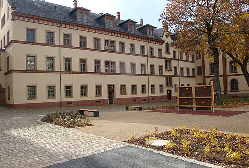 Objektbild: Innenhof - Teilbereich mit Kletterwand