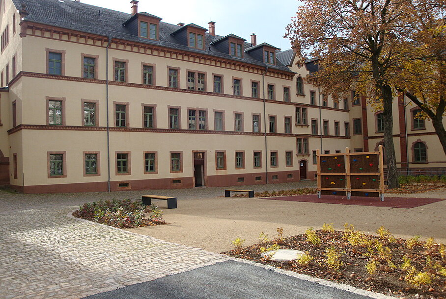 Innenhof - Teilbereich mit Kletterwand