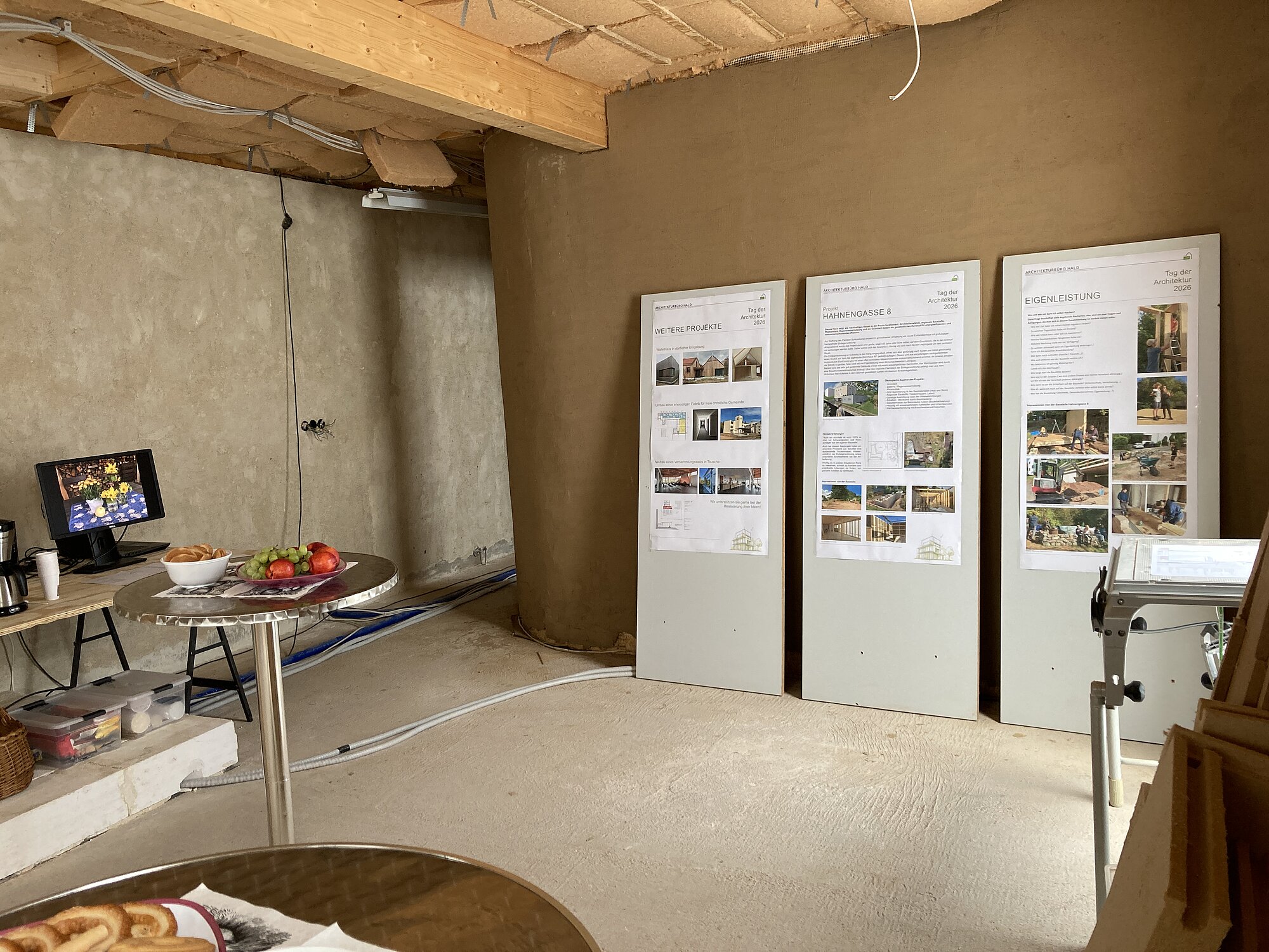 Gut vorbereitet empfing Architekt Sebastian Hald die Besucher:innen auf der Baustelle seines Einfamilienhauses in Strohbauweise in Zwickau.