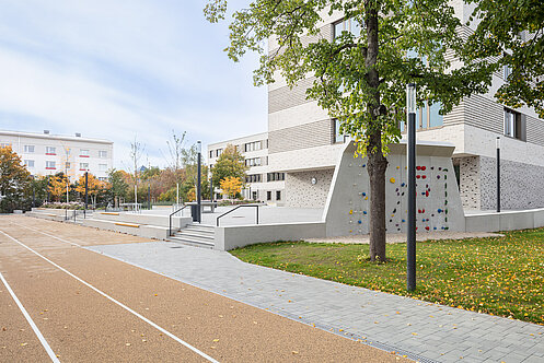 Gymnasium Dresden-Klotzsche – Außenanlagen, Pausenhof und Sportanlagen (Foto: © Till Schuster)