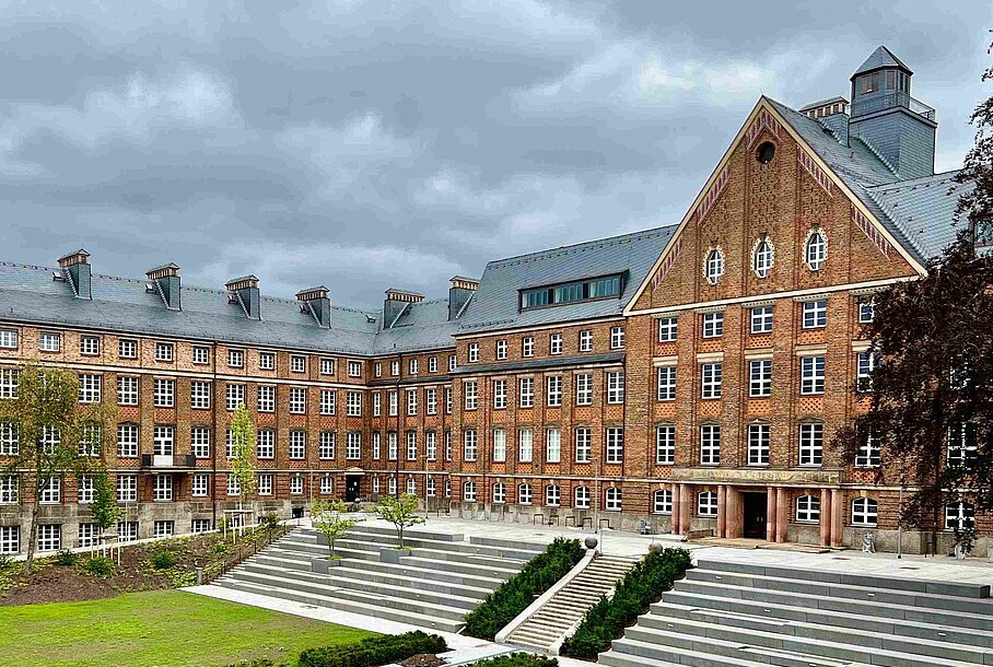 Dipl.-Fotograph Lothar Sprenger –Fritz-Foerster-Bau Innenhof
