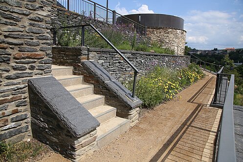 Wiederbelebte Terrassen des Plauener Schlosses (Foto: © Heide Rosenbaum)