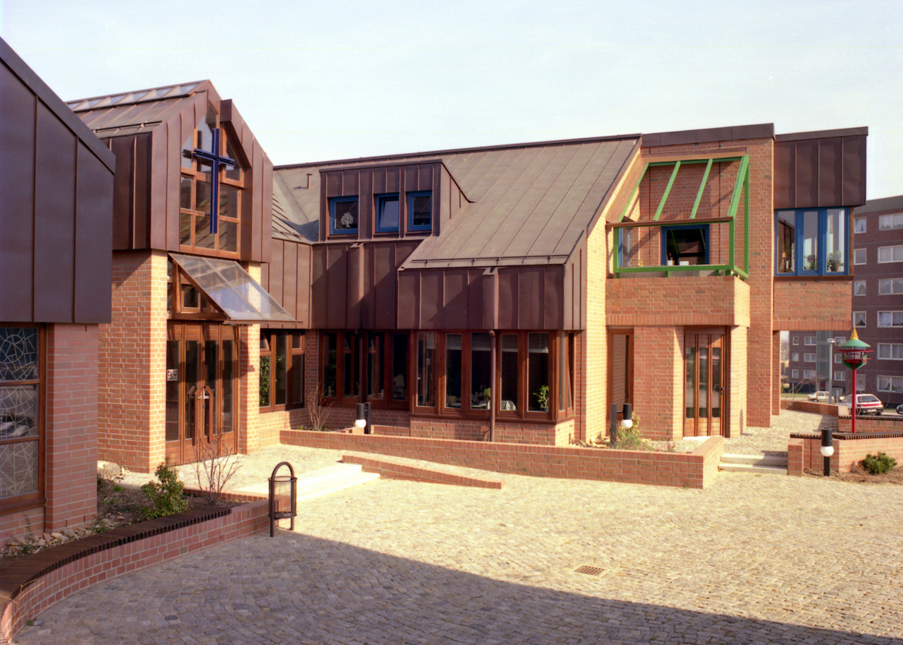 30 Jahre Tag der Architektur in Sachsen – eine Ausstellung im Rückblick (Foto: © Ev.-luth. Gemeindezentrum Dresden-Gorbitz, Architektengemeinschaft Ulf Zimmermann, Lutz Liebert, Hochschulbildstelle TU Dresden )