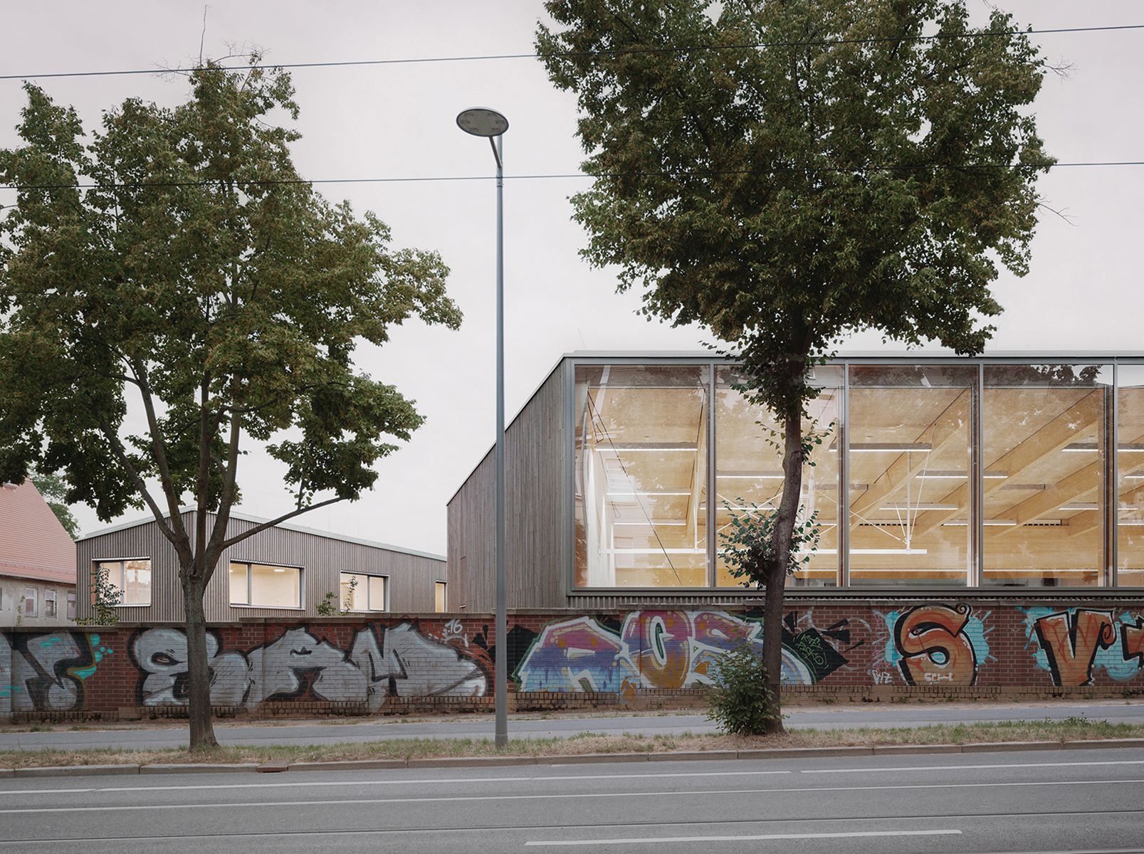 Mehrzweckhalle und Fachklassengebäude der Karl Schubert Schule Leipzig (Foto: © Simon Menges und Nino Tugushi) Mehrzweckhalle und Fachklassengebäude der Karl Schubert Schule Leipzig (Foto: © Simon Menges und Nino Tugushi)