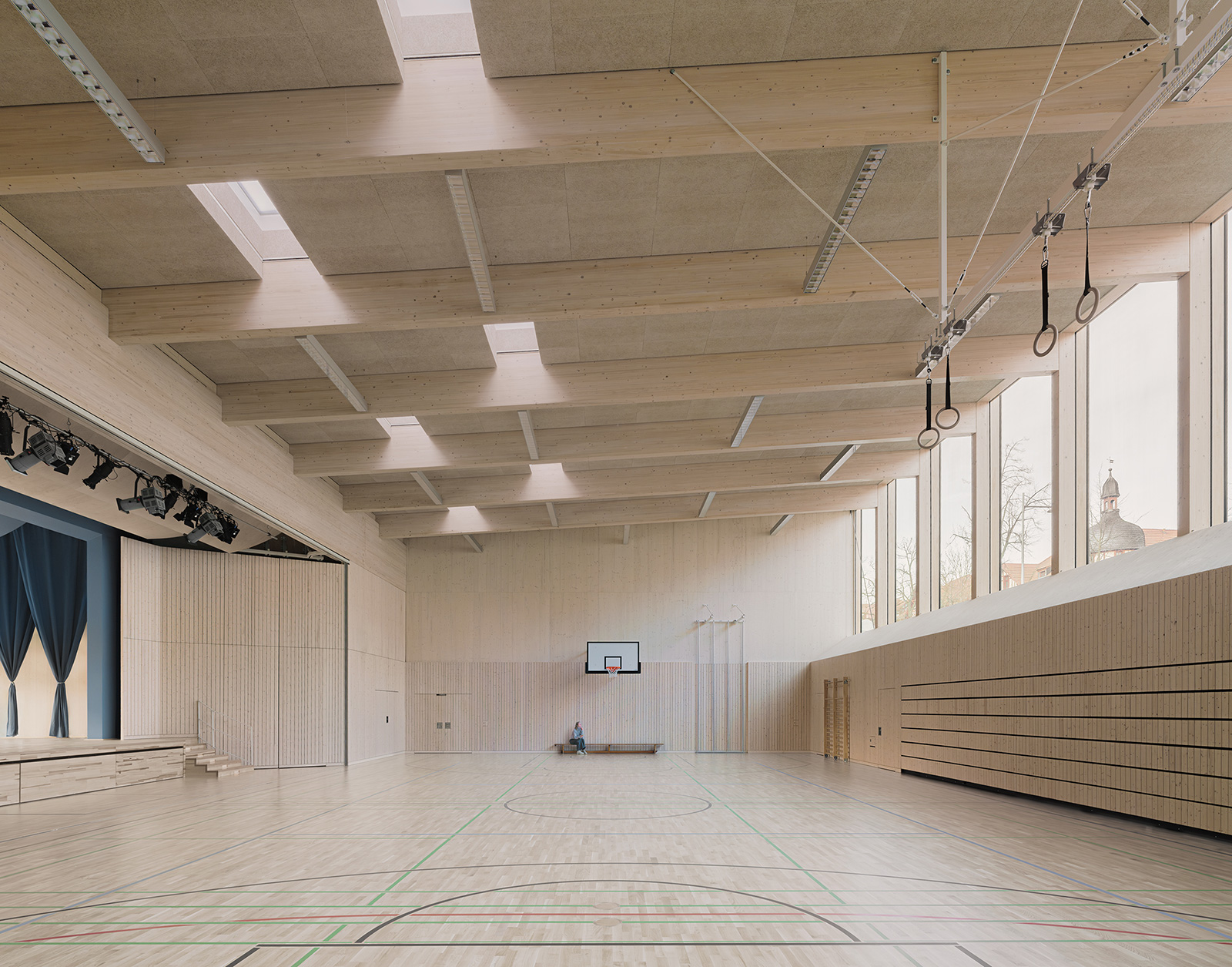 Mehrzweckhalle und Fachklassengebäude der Karl Schubert Schule Leipzig (Foto: © Simon Menges und Nino Tugushi) Mehrzweckhalle und Fachklassengebäude der Karl Schubert Schule Leipzig (Foto: © Simon Menges und Nino Tugushi)