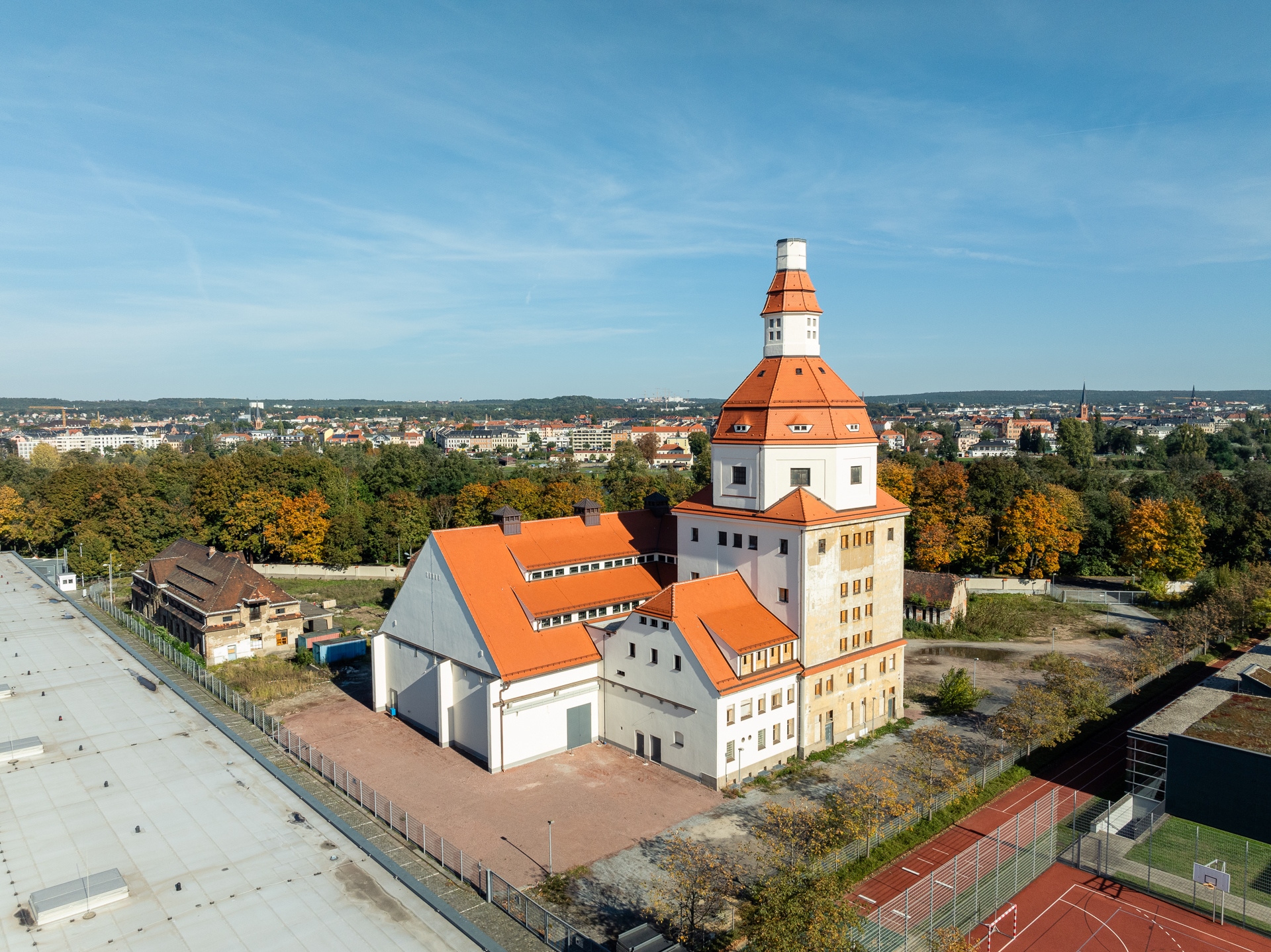 Zwischenzeit – Maschinenhalle am Erlweinturm im Messegelände Dresden (Foto: © Tobias Ritz)
