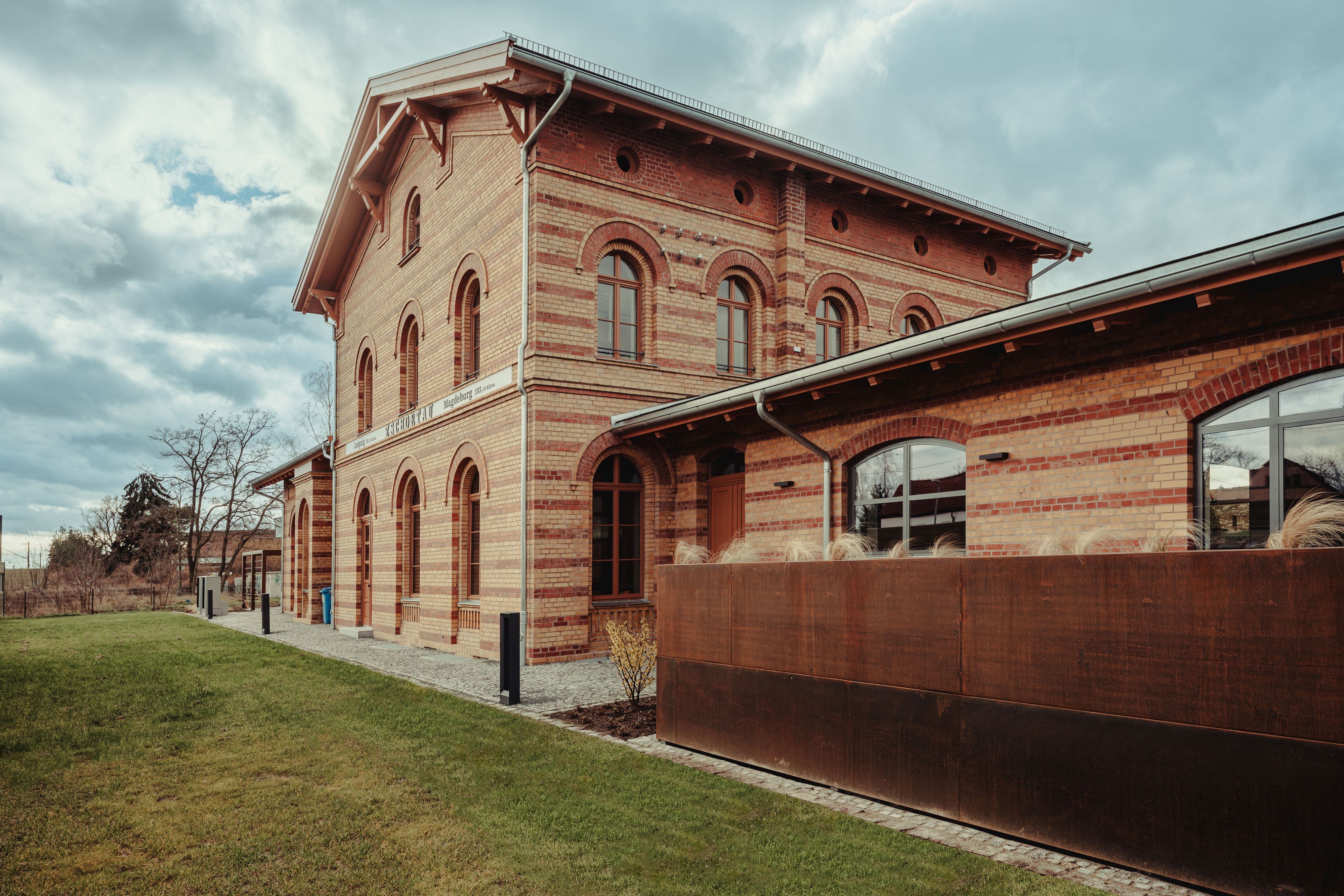 Bahnhof Zschortau – Umnutzung zum Bürogebäude (Foto: © Büro Knoblich GmbH Landschaftsarchitekten)