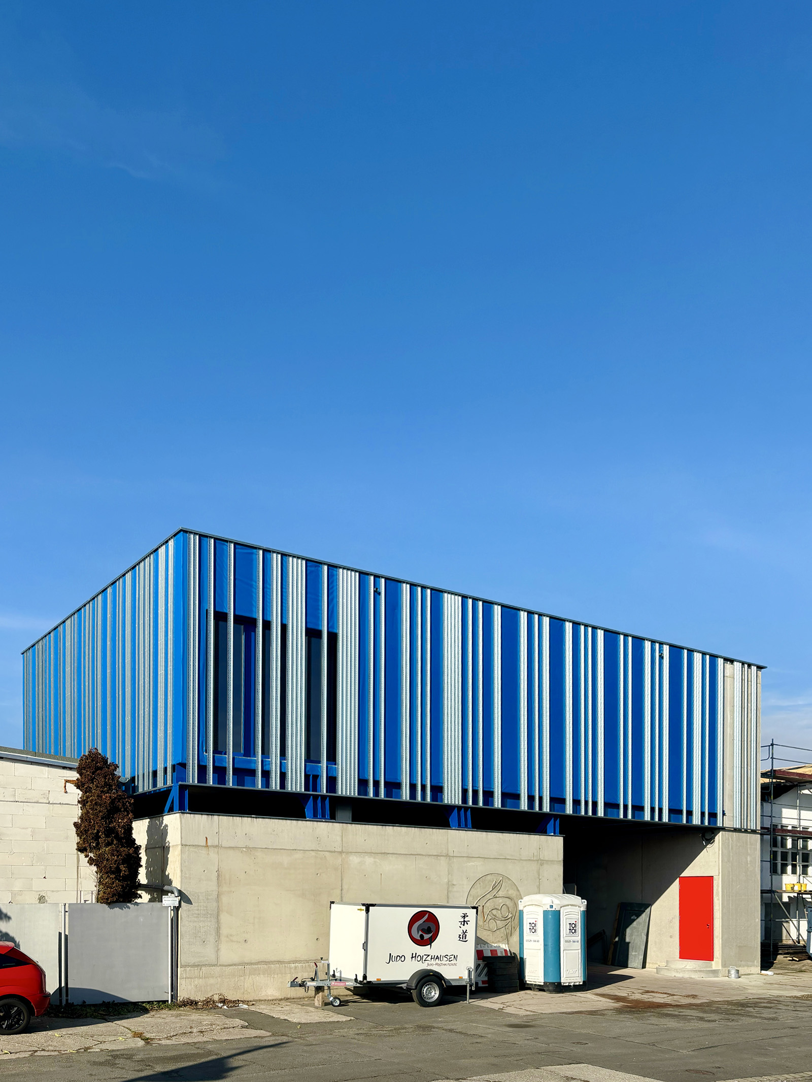 Judohalle Leipzig-Holzhausen – Umbau und Aufstockung eines DDR-Typenbaus (Foto: © Schoener und Panzer Architekten )