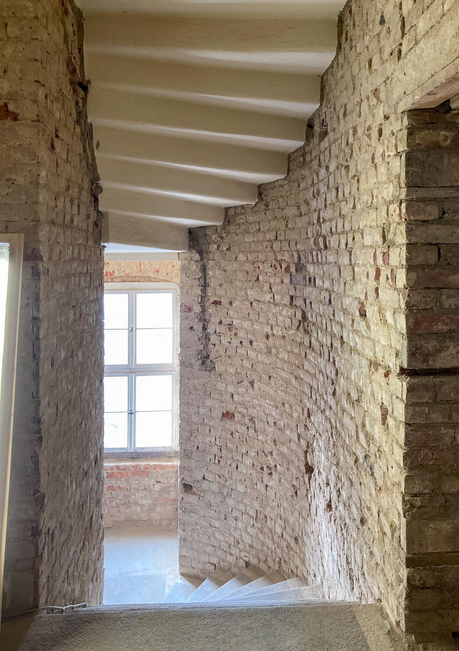 Umbau und Modernisierung eines innerstädtischen Plattenbaus in Bautzen (Foto: © bo architekten & ingenieure)