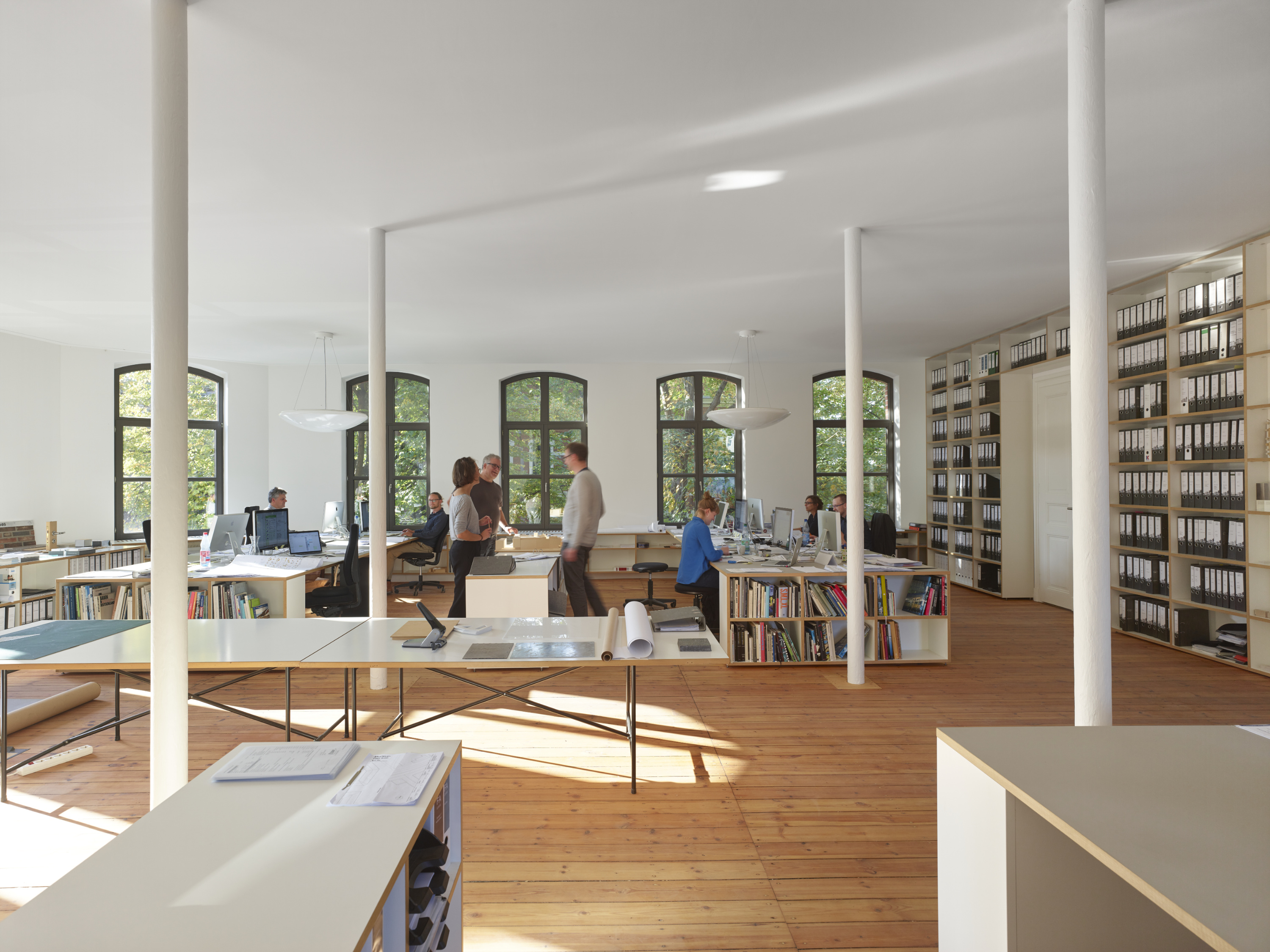 Knoche Architektur – offenes Büro im Kontorhaus (Foto: © Roland Halbe)