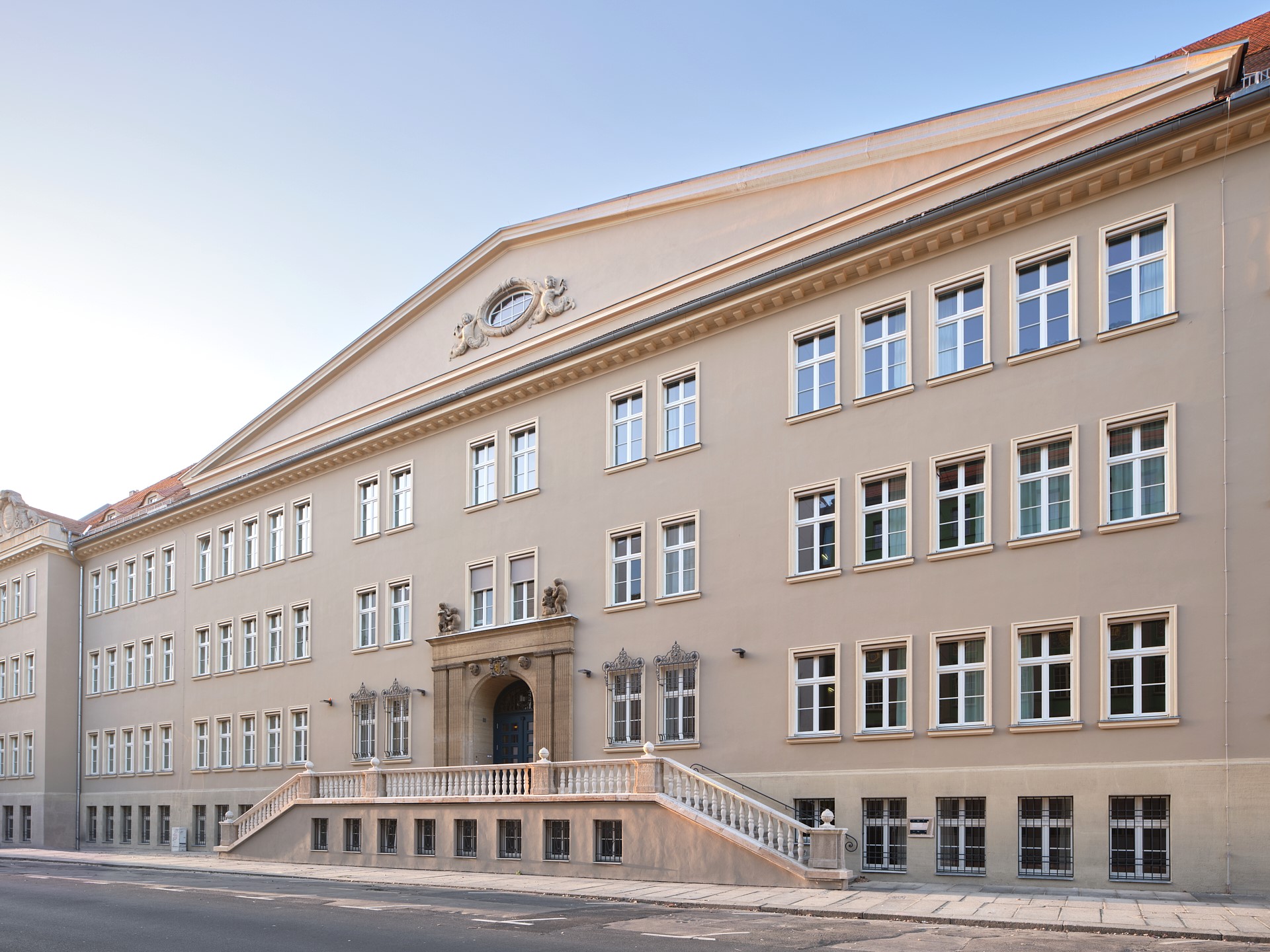 Beruflichen Schulzentrum für Wirtschaft Dresden „Prof. Dr. Zeigner“ – Sanierung einer Hans-Erlwein-Schule (Foto: © Katharina Klopfer)
