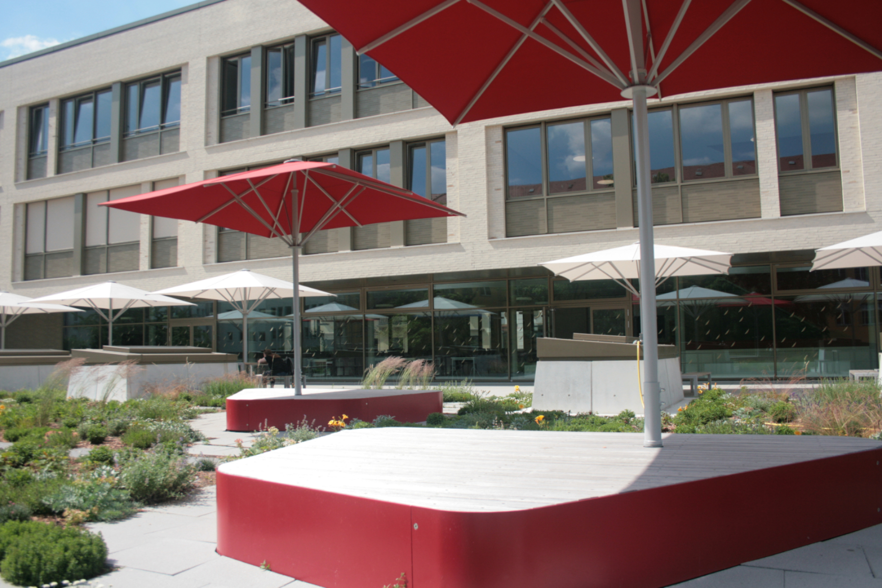 Beruflichen Schulzentrum für Wirtschaft Dresden „Prof. Dr. Zeigner“ – Freianlagen (Foto: © UKL Ulrich Krüger Landschaftsarchitekten)