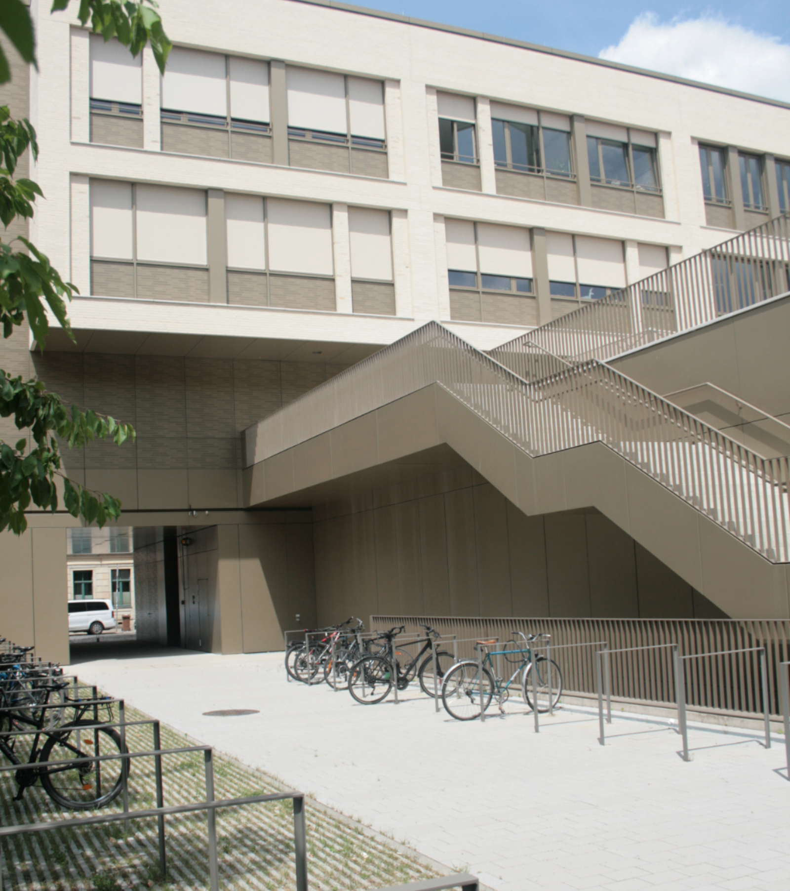Beruflichen Schulzentrum für Wirtschaft Dresden „Prof. Dr. Zeigner“ – Freianlagen (Foto: © UKL Ulrich Krüger Landschaftsarchitekten)