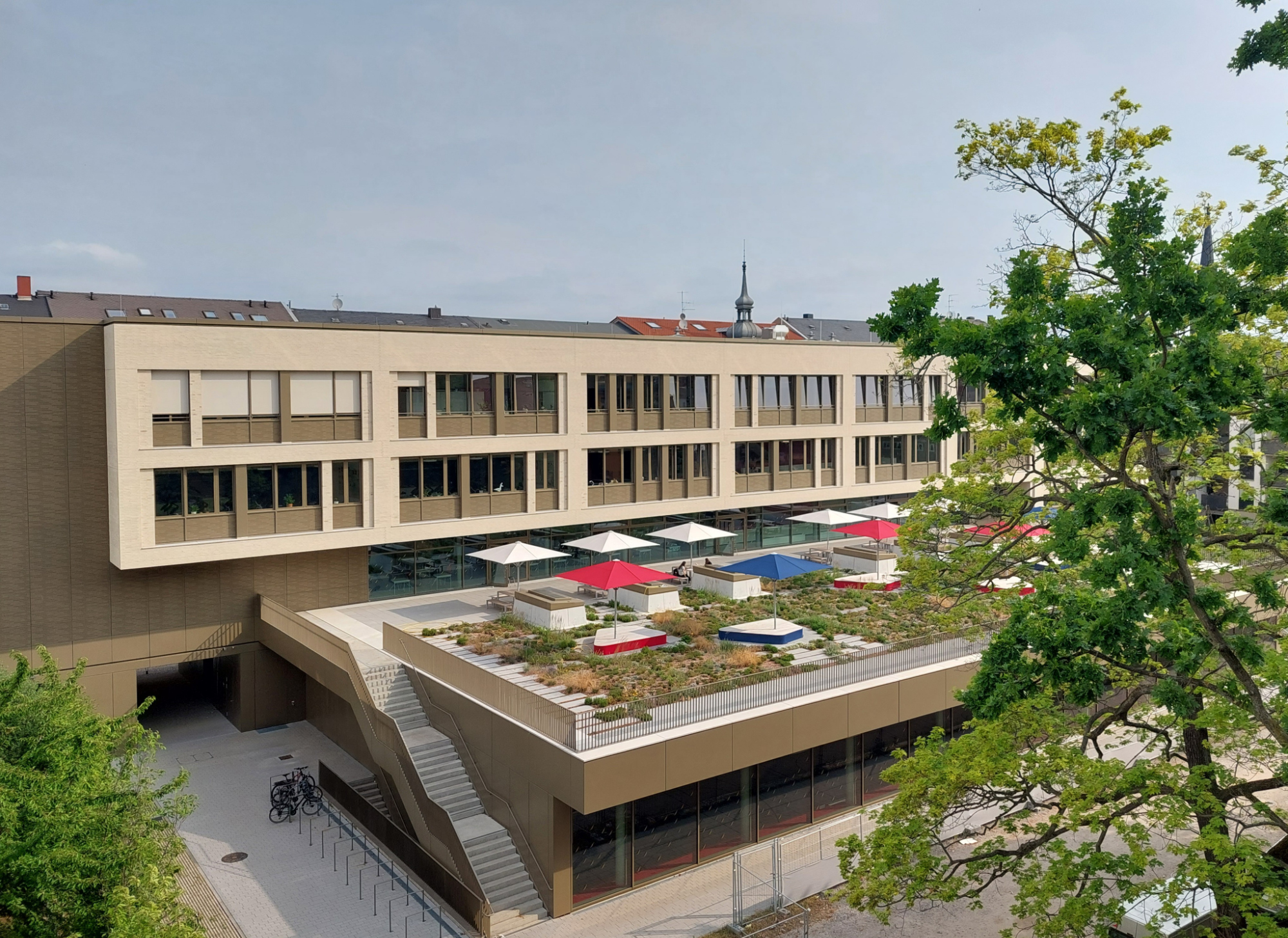 Beruflichen Schulzentrum für Wirtschaft Dresden „Prof. Dr. Zeigner“ – Freianlagen (Foto: © UKL Ulrich Krüger Landschaftsarchitekten)