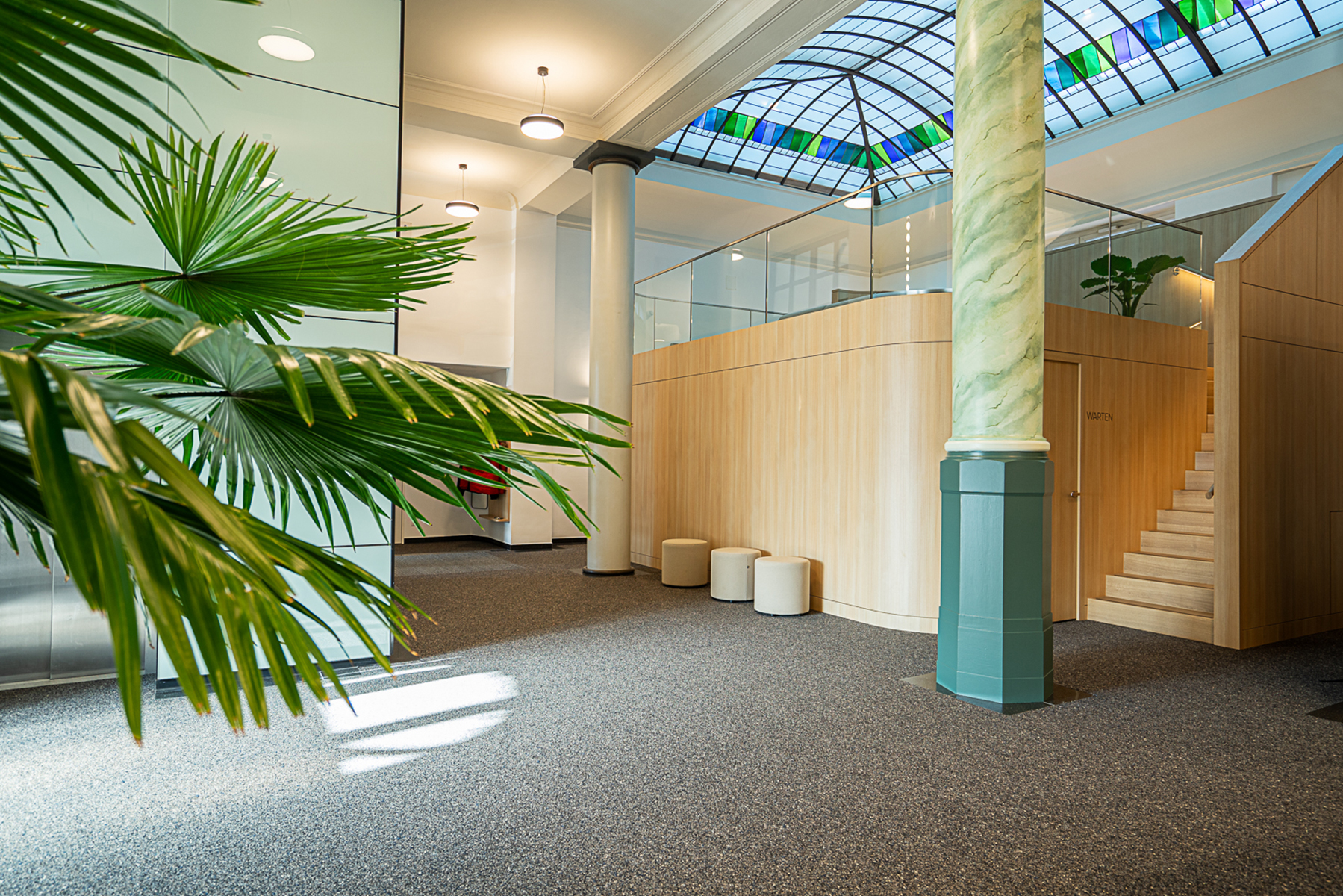 Kieferorthopädie in denkmalgeschützem Bankgebäude in Plauen (Foto: © Neumann Architekten)