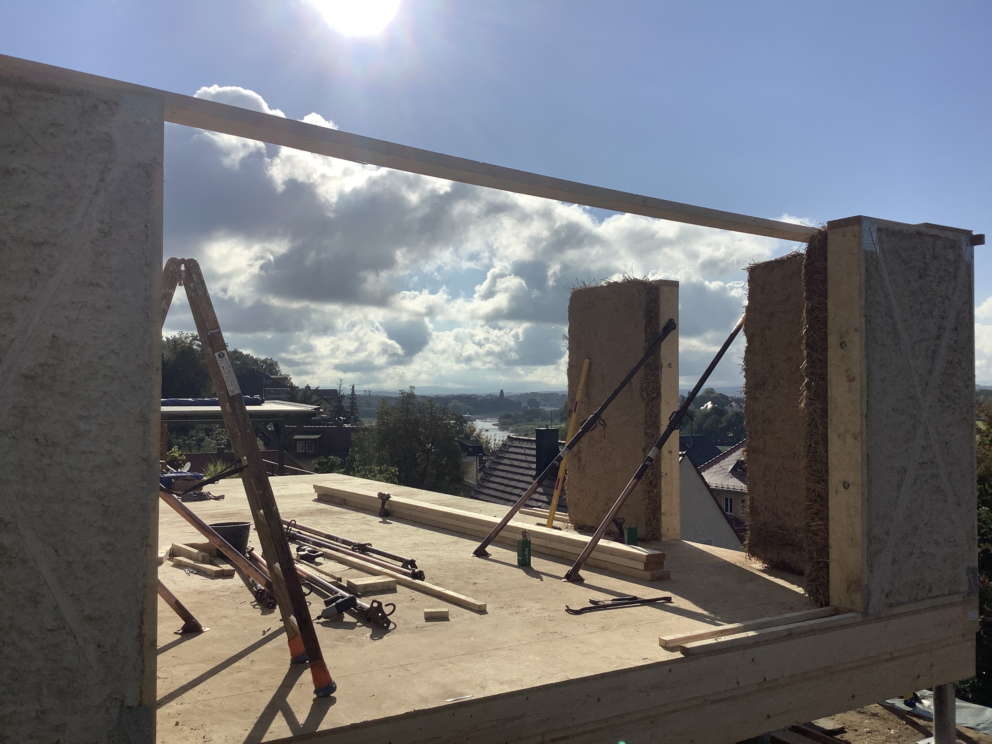 Ein Strohhaus am Elbhang – Werkbericht im offenen Büro (Foto: © studio naito)
