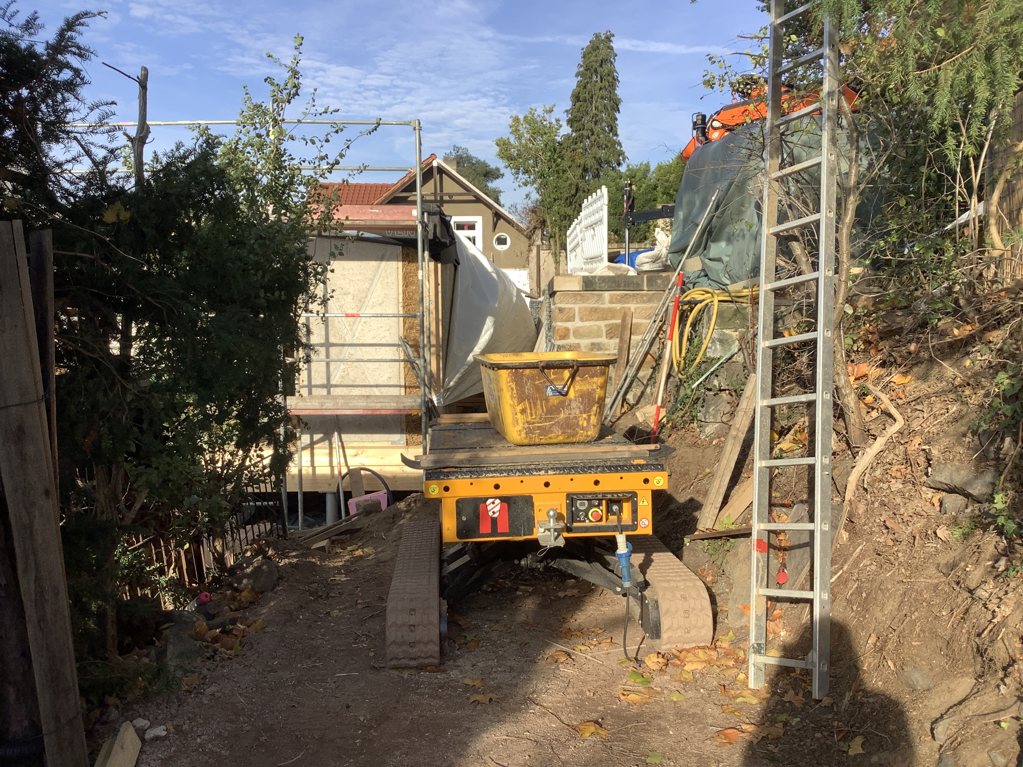 Ein Strohhaus am Elbhang – Werkbericht im offenen Büro (Foto: © studio naito)
