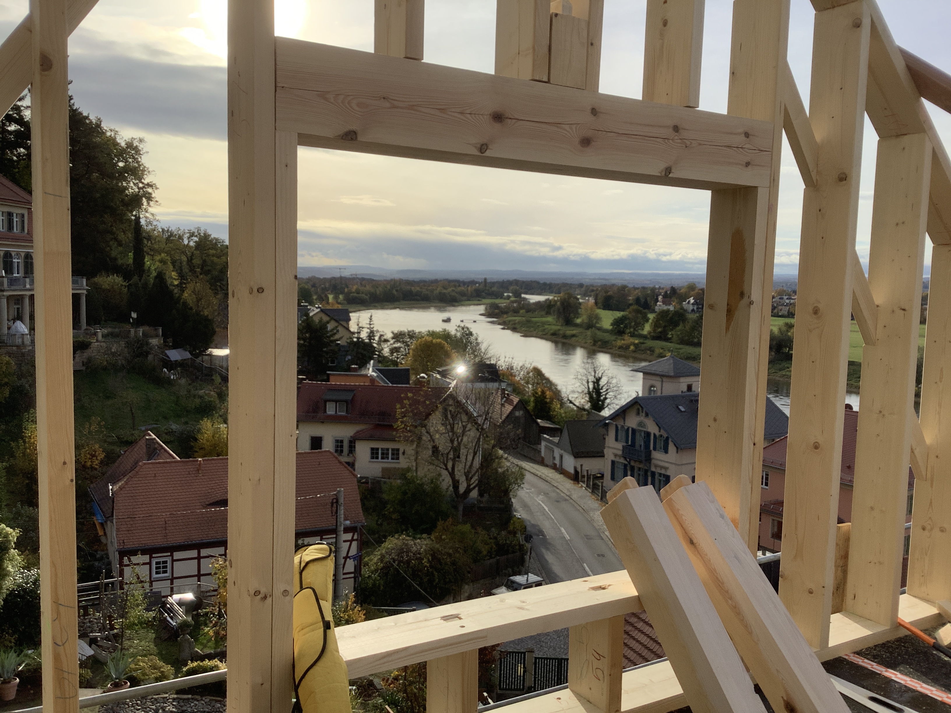 Ein Strohhaus am Elbhang – Werkbericht im offenen Büro (Foto: © studio naito)
