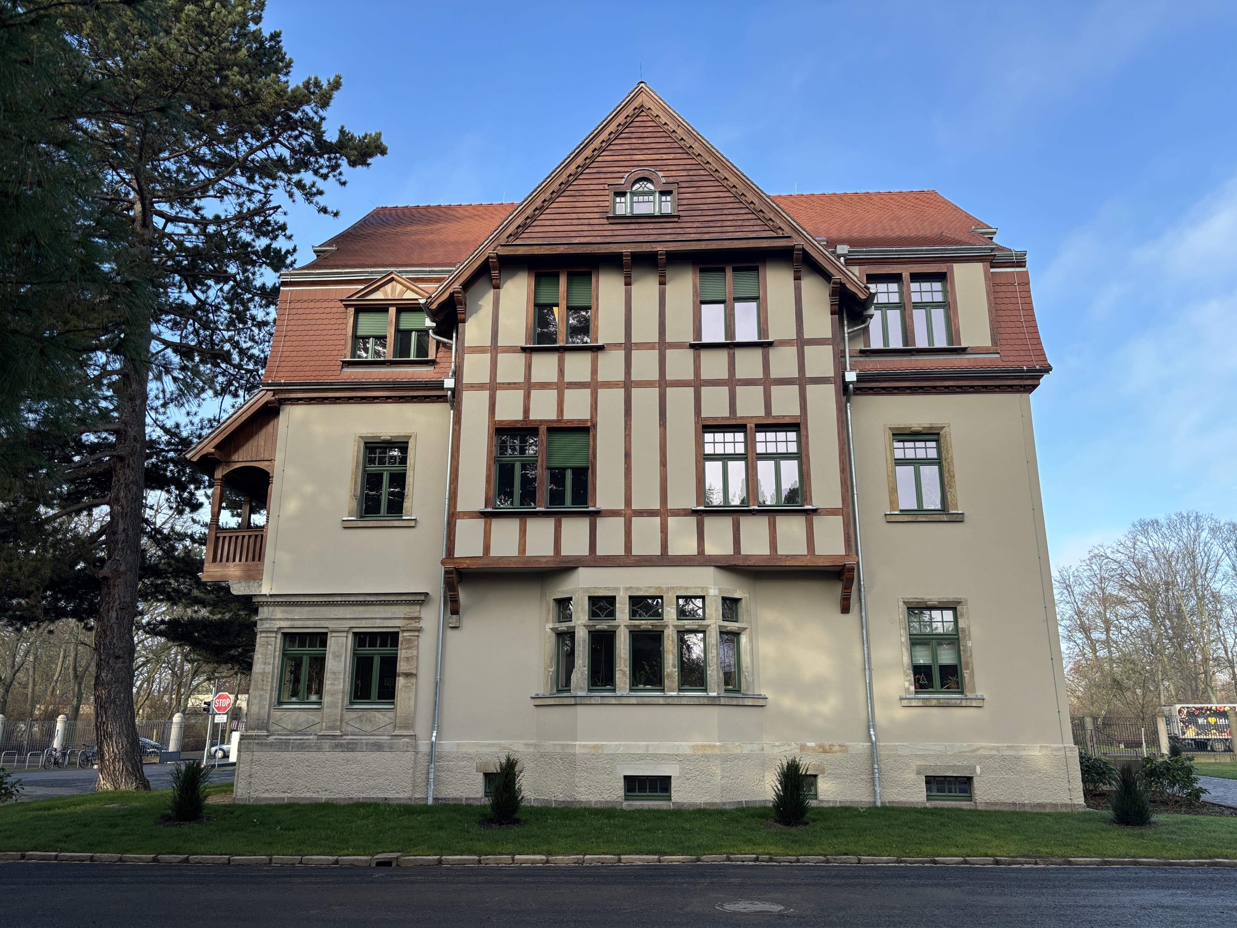 Verwaltungsgebäude Südfriedhof Leipzig – Denkmalgerechte Sanierung (Foto: © wittig brösdorf architekten BDA)