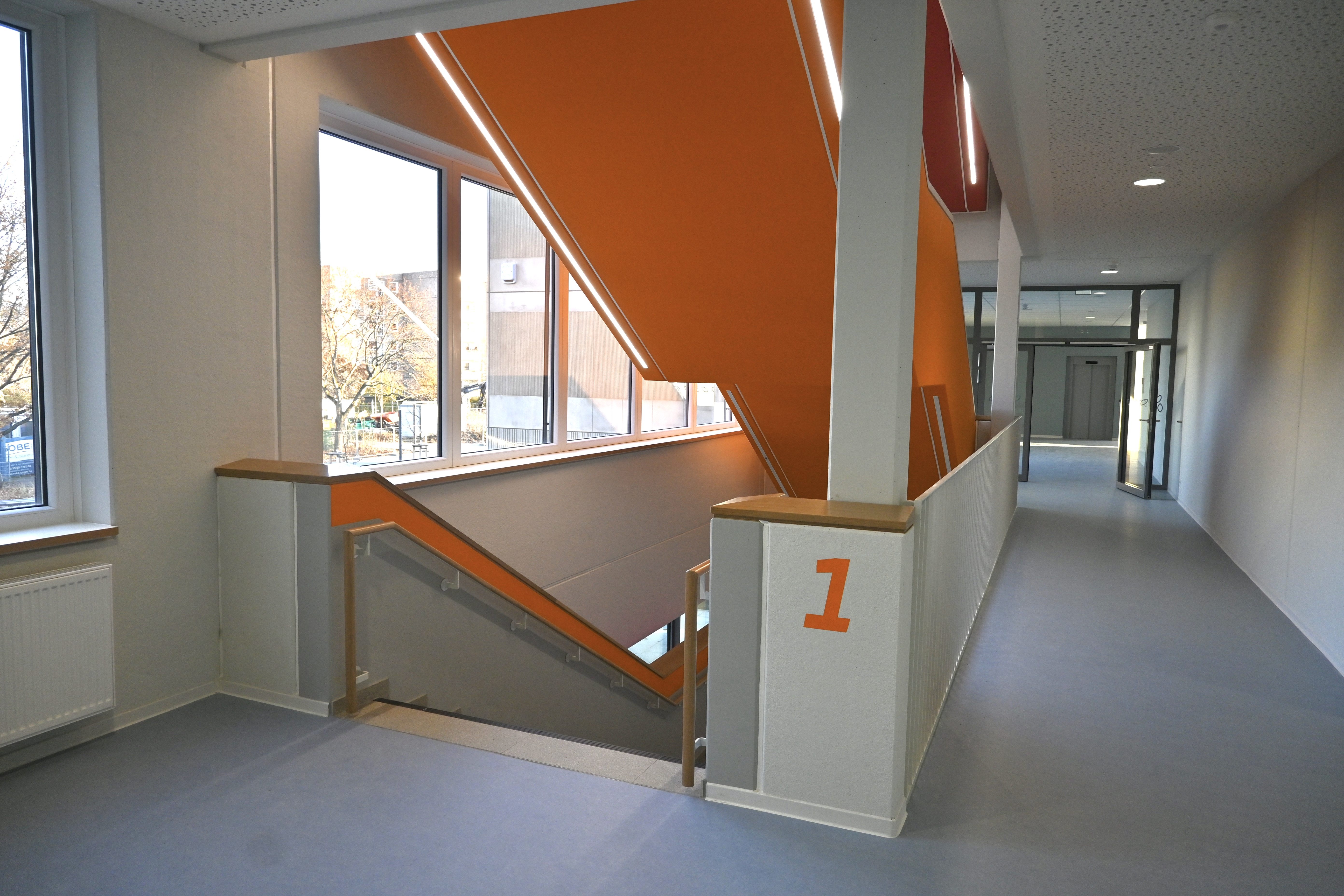 Gymnasium und Dreifeldsporthalle mit Freianlagen Freie Evangelische Schule (FES) Dresden – Neubau (Foto: © Falk Schubert) Gymnasium und Dreifeldsporthalle mit Freianlagen Freie Evangelische Schule (FES) Dresden – Neubau (Foto: © Falk Schubert)