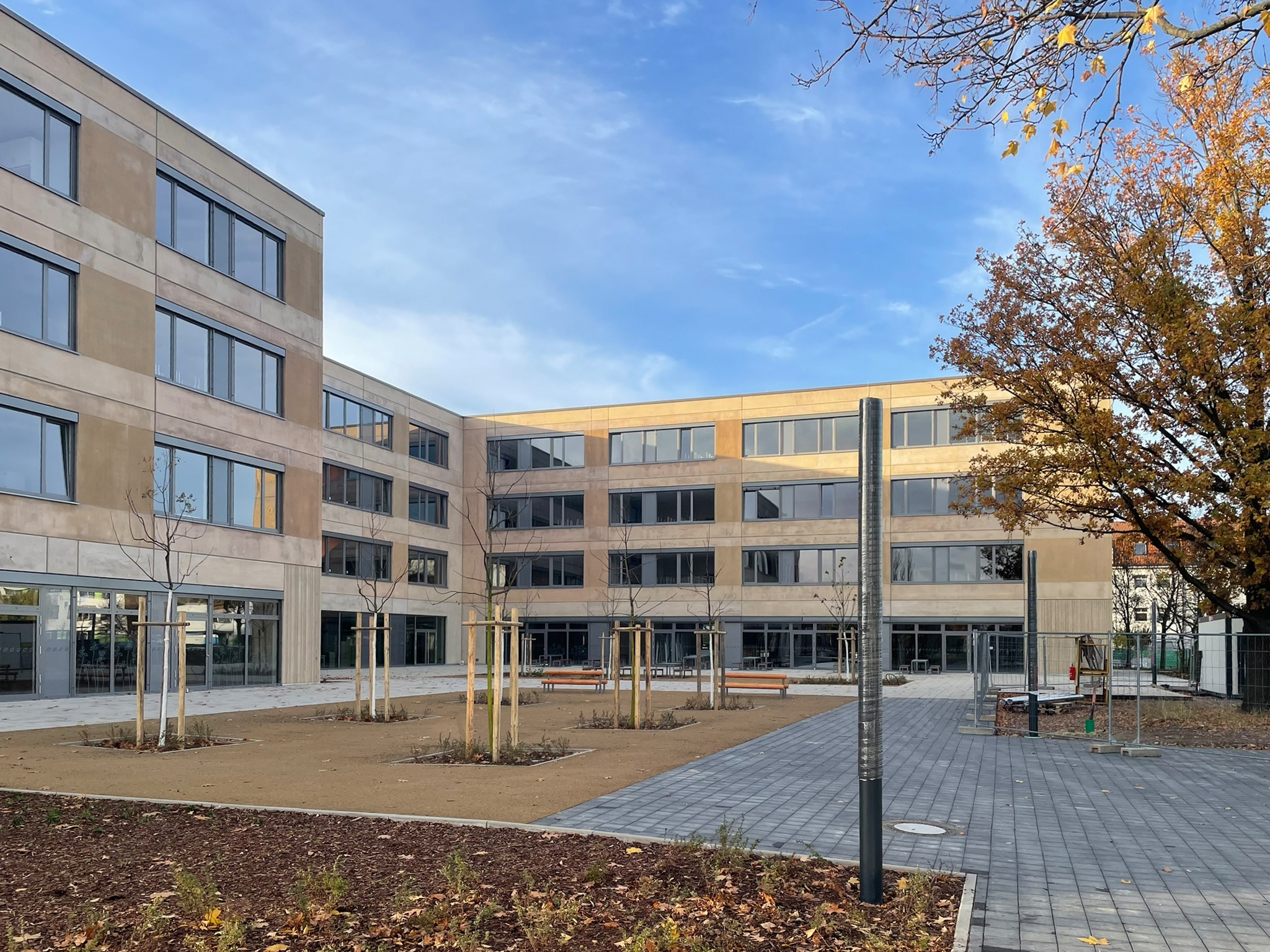 Gymnasium und Dreifeldsporthalle mit Freianlagen Freie Evangelische Schule (FES) Dresden – Neubau (Foto: © Falk Schubert) Gymnasium und Dreifeldsporthalle mit Freianlagen Freie Evangelische Schule (FES) Dresden – Neubau (Foto: © Falk Schubert)