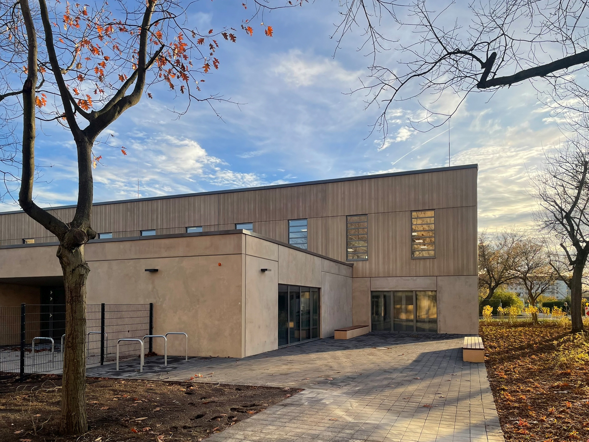 Gymnasium und Dreifeldsporthalle mit Freianlagen Freie Evangelische Schule (FES) Dresden – Neubau (Foto: © Falk Schubert) Gymnasium und Dreifeldsporthalle mit Freianlagen Freie Evangelische Schule (FES) Dresden – Neubau (Foto: © Falk Schubert)