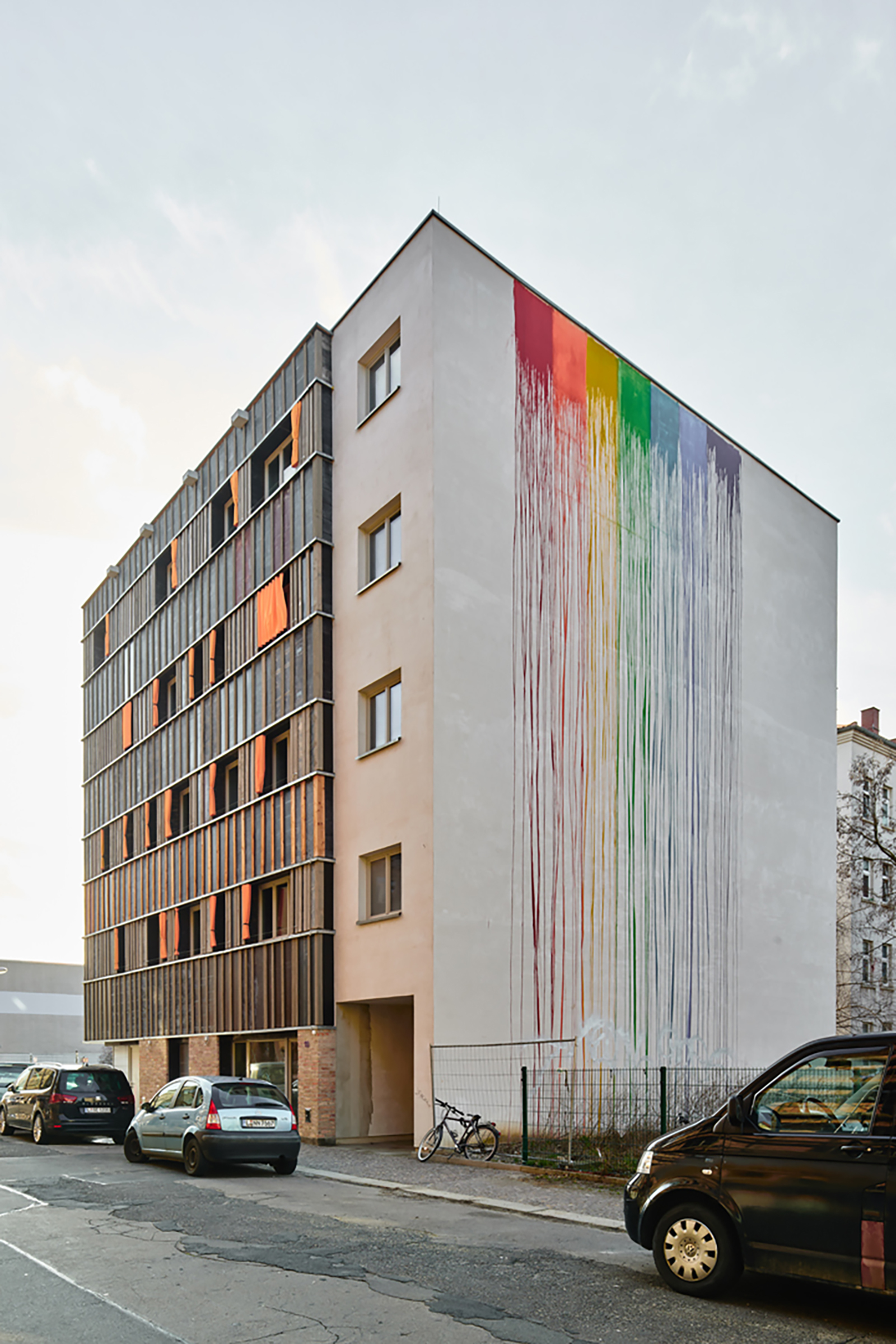 Clusterwohnen und -arbeiten hinter wiederverwendeter Fassade – Neubau (Foto: © Peter Eichler / ASUNA)