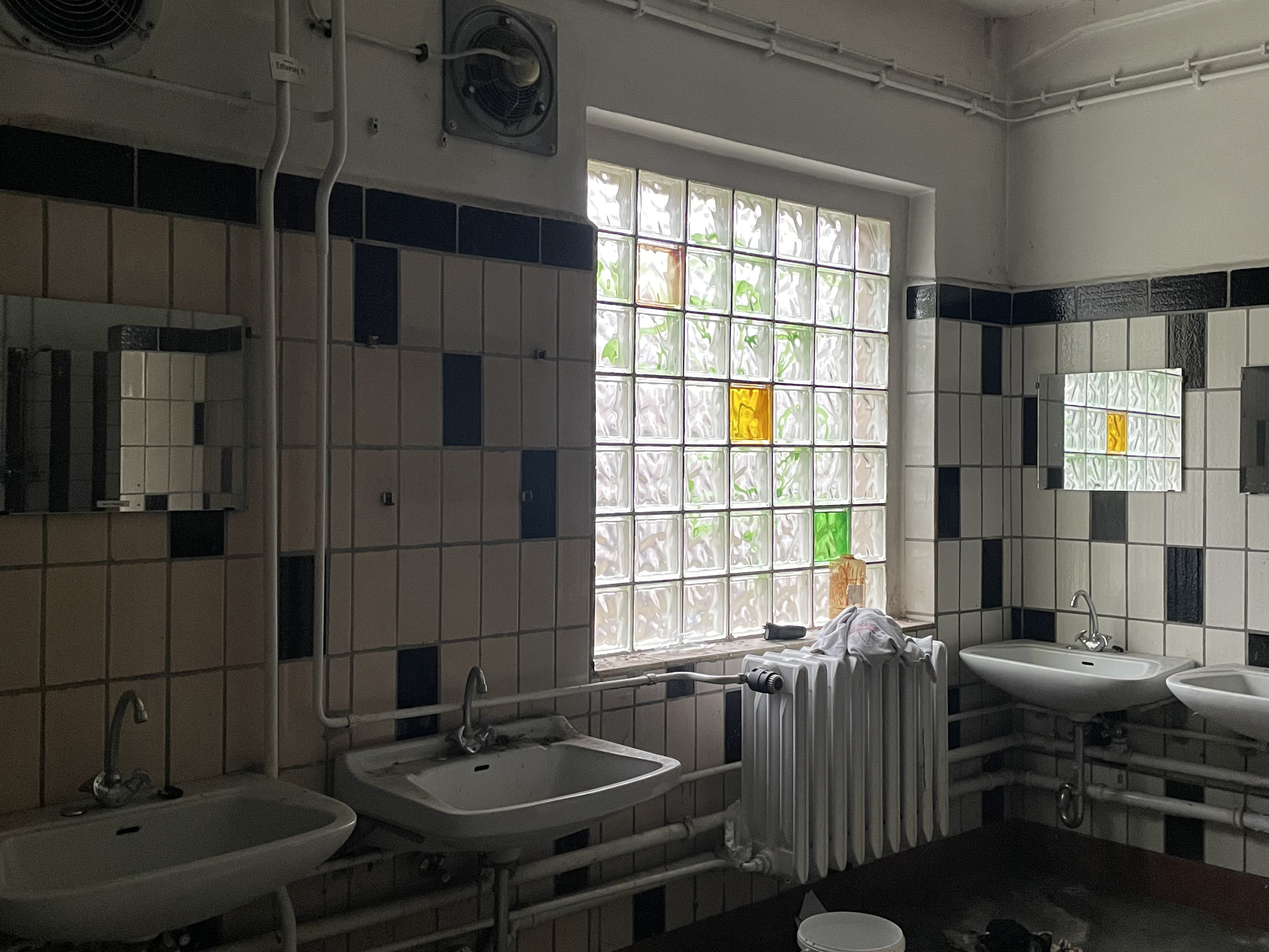 Blick über den Zaun der LÖß5 – Zirkuläre Visionen für kreative Köpfe (Foto: © Kim Hedwig Rasche) Blick über den Zaun der LÖß5 – Zirkuläre Visionen für kreative Köpfe (Foto: © Kim Hedwig Rasche)