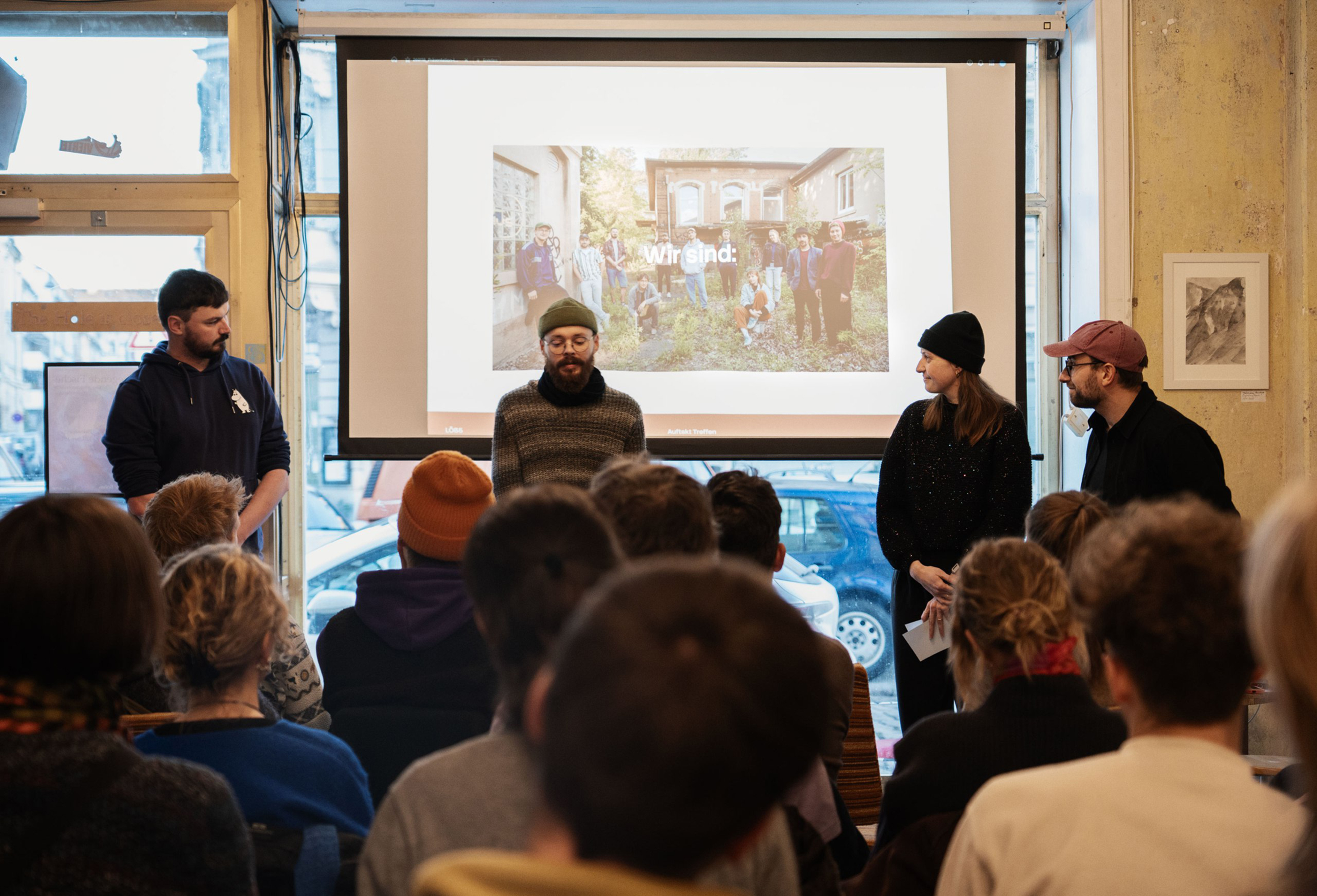 Blick über den Zaun der LÖß5 – Zirkuläre Visionen für kreative Köpfe (Foto: © David Campesino) Blick über den Zaun der LÖß5 – Zirkuläre Visionen für kreative Köpfe (Foto: © David Campesino)