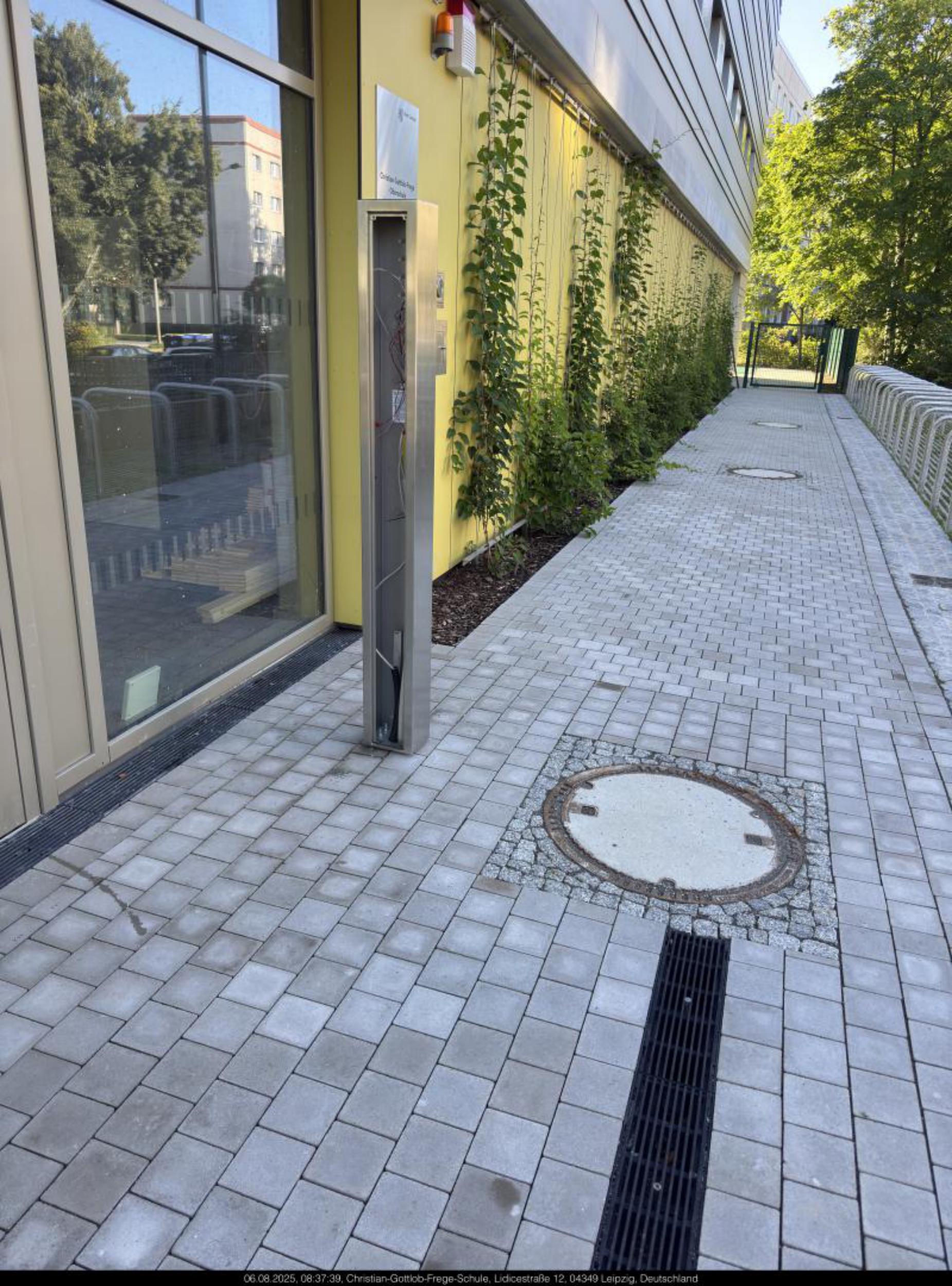 Zweifeldsporthalle Lidicestraße in Leipzig (Foto: © LESG mbH, Fassadenbegrünung)