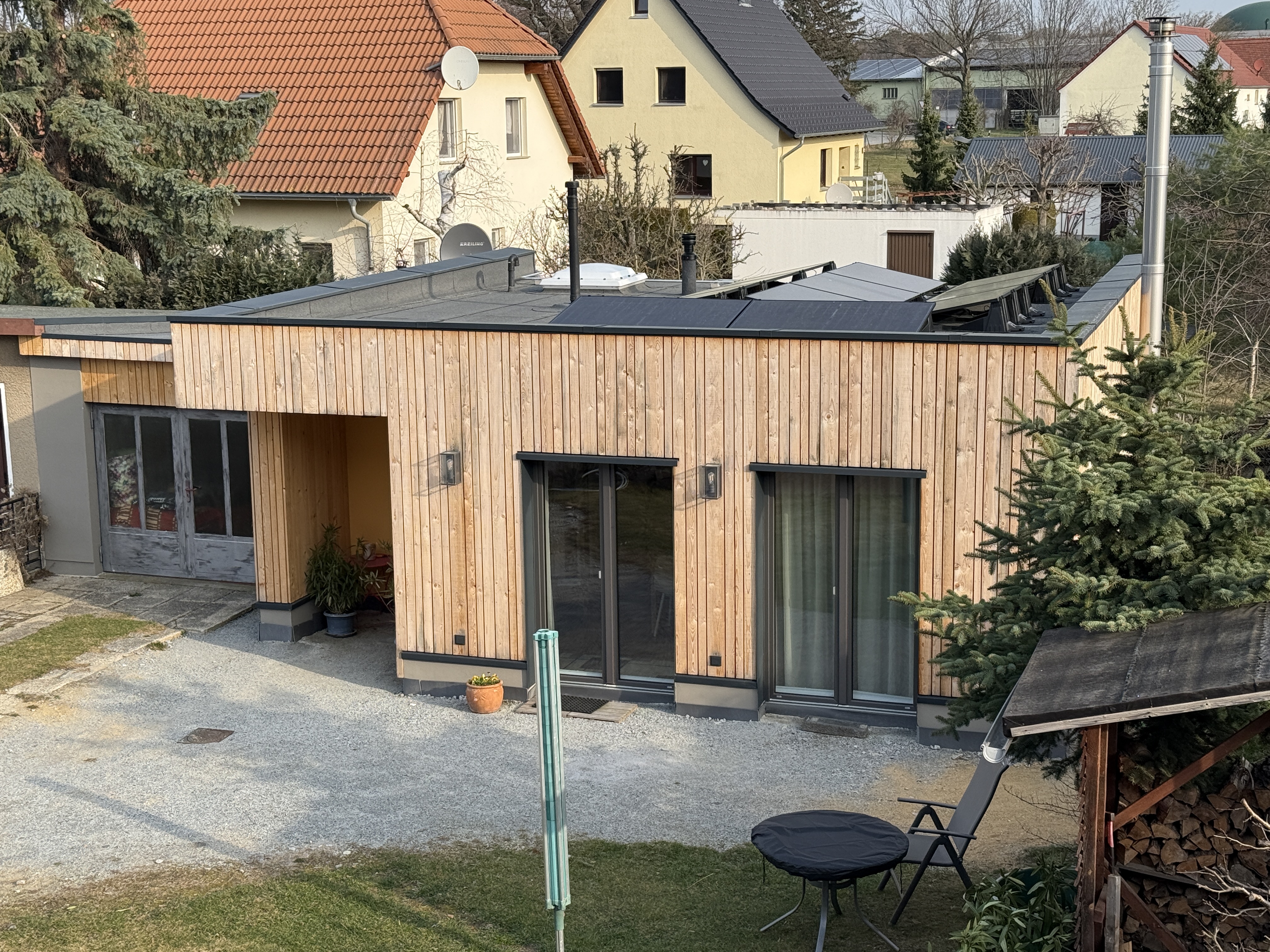 Ausgedinge neu gedacht – Kleines Holzhaus für Wohnen (Foto: © Axel Jäkel)