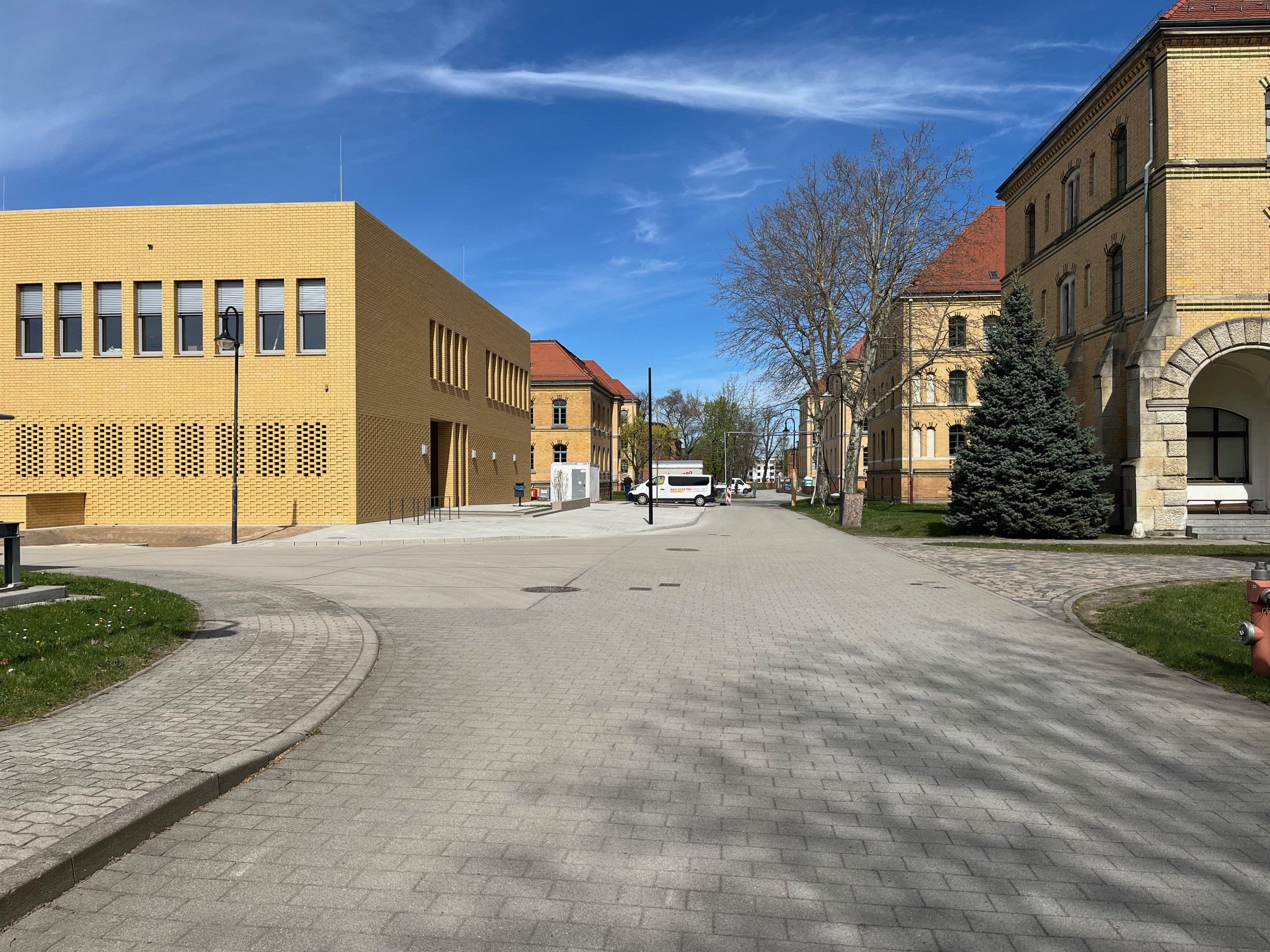 Lehrsaalgebäude in der General-Olbricht-Kaserne Leipzig – Neubau (Foto: © Sabine Albrecht) Lehrsaalgebäude in der General-Olbricht-Kaserne Leipzig – Neubau (Foto: © Sabine Albrecht)