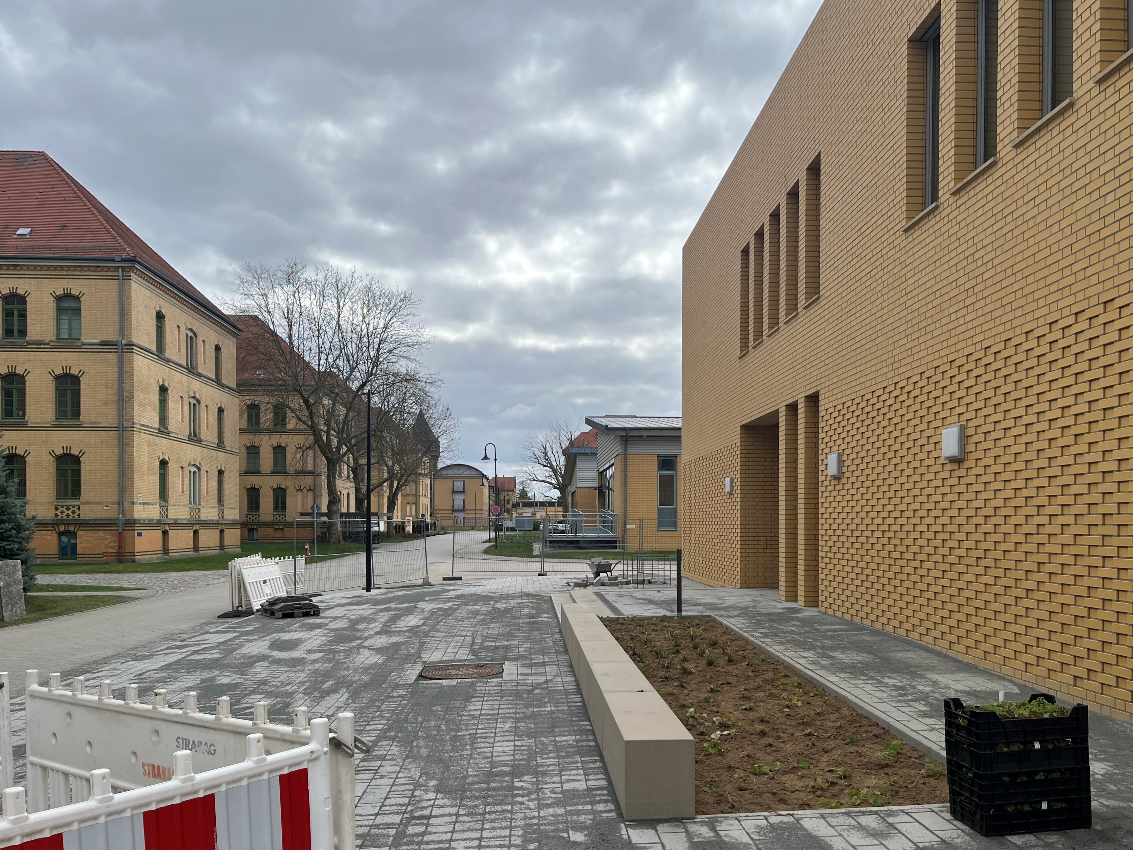 Lehrsaalgebäude in der General-Olbricht-Kaserne Leipzig – Neubau (Foto: © Sabine Albrecht) Lehrsaalgebäude in der General-Olbricht-Kaserne Leipzig – Neubau (Foto: © Sabine Albrecht)